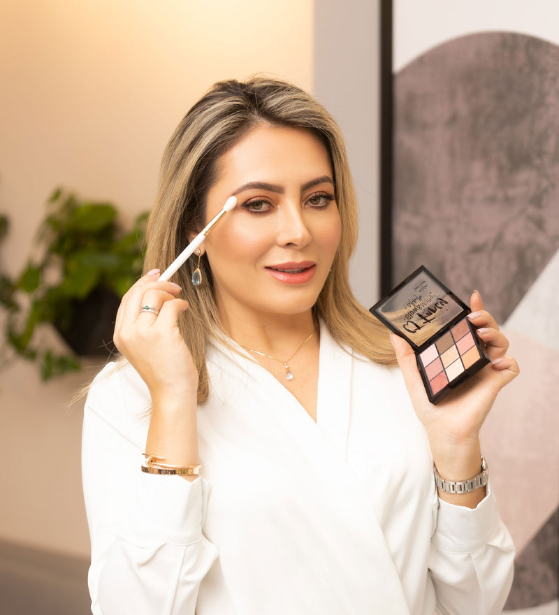 shadows with 9 shades in matte colors and with glitter to achieve the perfect makeup on your eyes. Very practical and perfect to show off an impact look. by catalina jaramillo eyebrow specialists